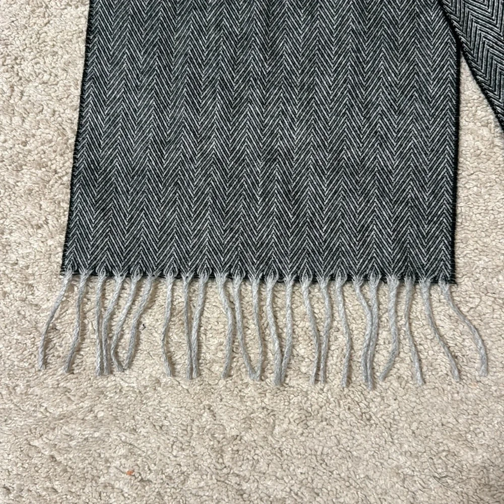 NWOT CHRISTIAN DIOR Cashmere Gray White Chevron Unisex Fringe Scarf